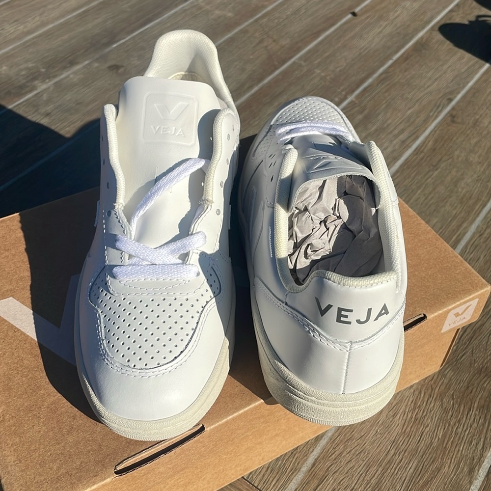 Veja Extra White V-10 Women’s Size 6  EU 37